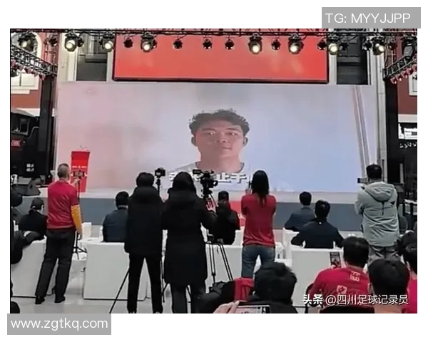 严鼎皓精准直塞助力成都蓉城逆转局势展现出色球技与团队配合