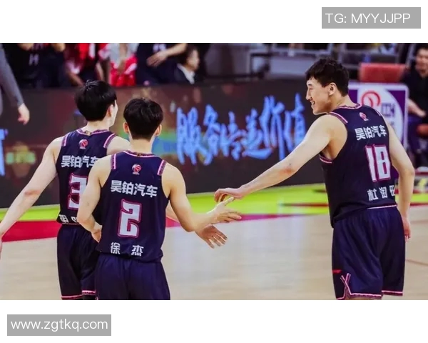 广东男篮CBA连胜势头强劲展现球队实力与团结精神