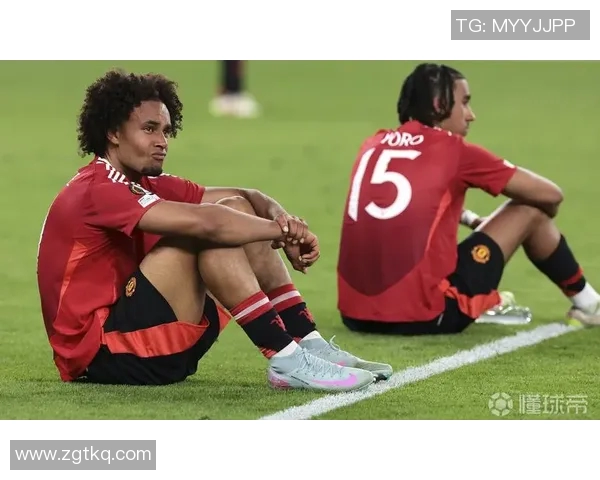 曼联再度受挫,英超霸主地位动摇,球迷集体呼吁换帅重振雄风 曼联再度受挫,英超霸主地位动摇,球迷集体呼吁换帅重振雄风